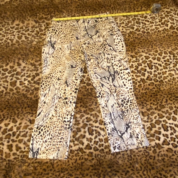NWT Chicos leopard 🐆 print capris elastic insert waist, side vents. Size 5 - Picture 2 of 10